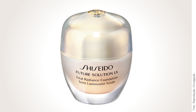 Shiseido lança pó e base anti-idade desenvolvidos com alta tecnologia