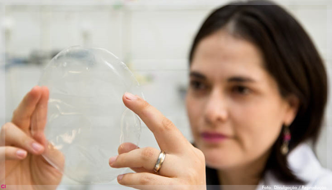 Engenheiros da USP criam plástico biodegradável feito de mandioca