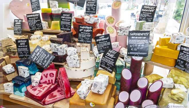 Lush descontinua 150 produtos após a revisão
