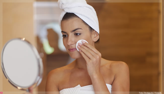 Dossiê da água micelar: dermatologista explica o sucesso