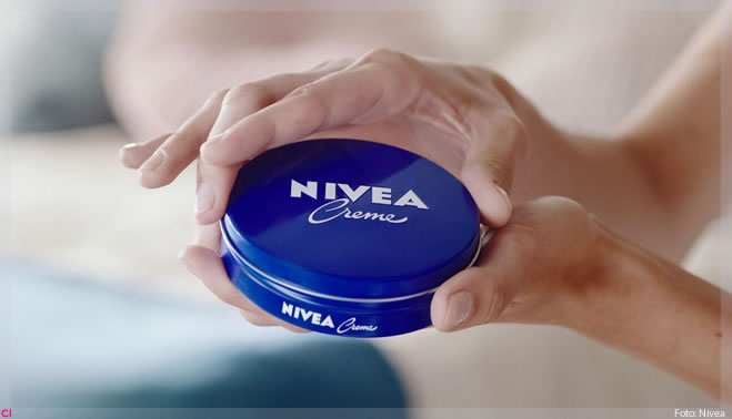 NIVEA lança nova campanha inspirada no poder do toque